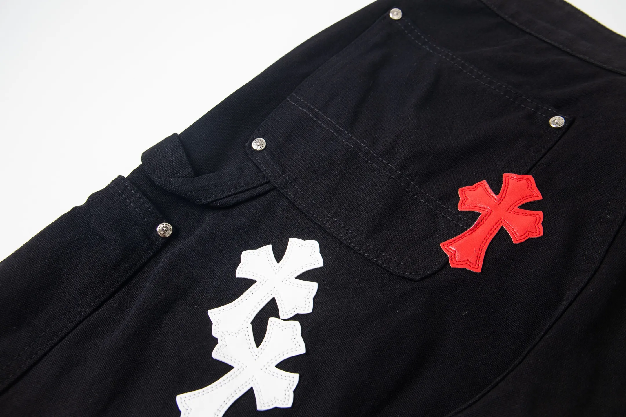 P260 Chrome Hearts Black Timber Pants Red Leather and White Leather Elements Washed Jeans True to restore the ultimate vintage texture Three-dimensional version Loose and comfortable, not picky about body shape Makes you look taller and slimmer Factory Seiko Original factory quality control Same style for men and women Can be matched with couples Versatile recommendation Necessary jeans for all seasons Hipsters have been disappointed From the quality selection of fabrics, the tailoring of details, and the matching of patterns are impeccable! The upper body is so handsome when worn...it can be easily worn by men, women and children! The craftsmanship is made of heavy-duty washed pure cotton denim fabric. After washing, it is soft and thick. It is very stylish when worn on the body. Style number: 1773# Color: black Size: 28 30 32 34 36